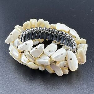 Vintage Cha Cha Mother Of Pearl Chips Bead Expandable Bracelet Signed Japan JSFK
